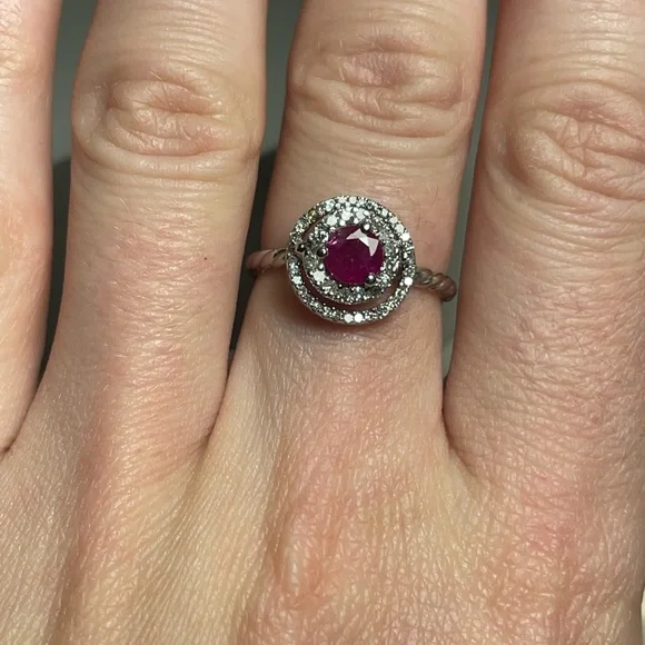 Stunning RUBY and DIAMOND Ring - Picture 8 of 9